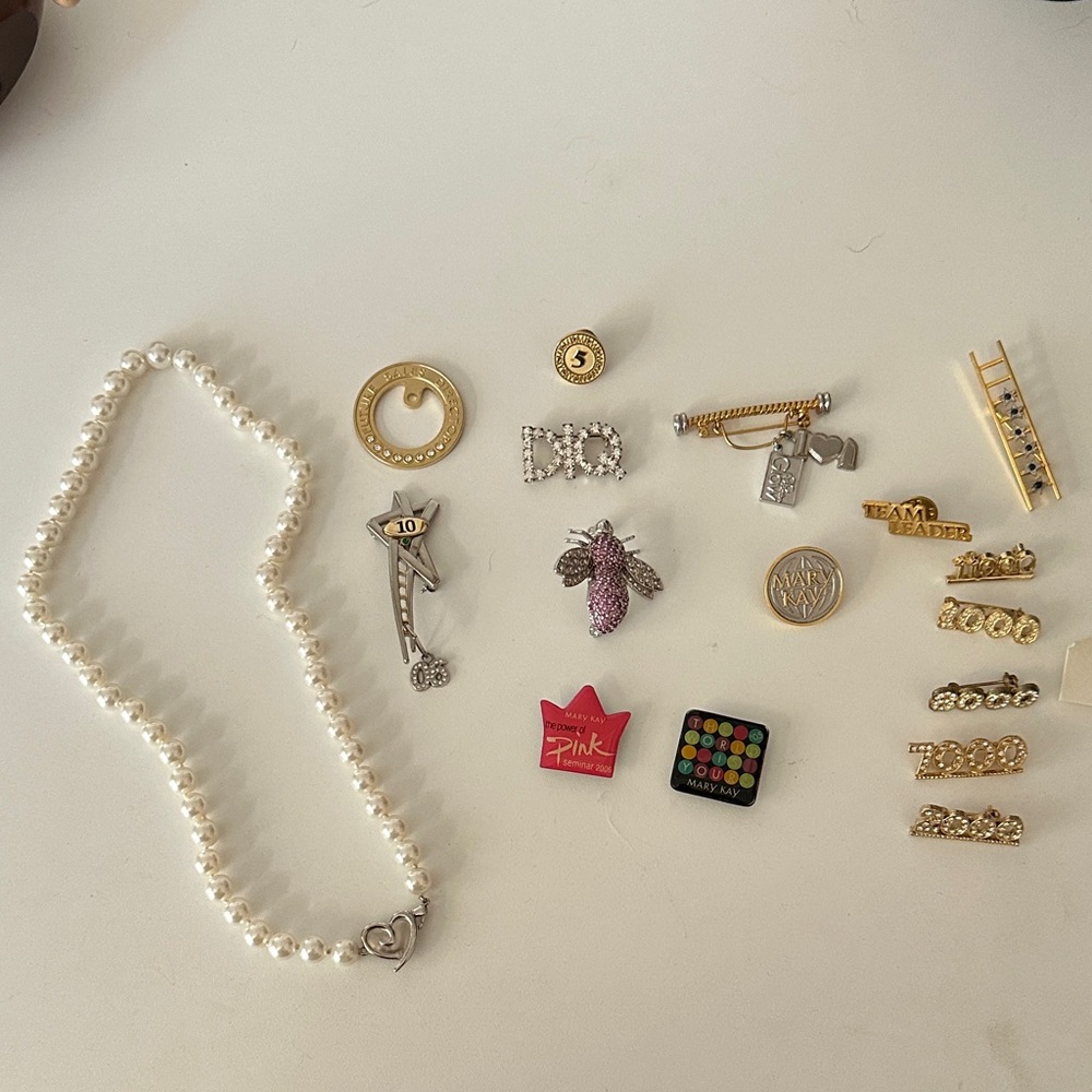 Mary Kay Simulated Pearl Necklace and Misc. Seminar, DIQ Pins, etc.